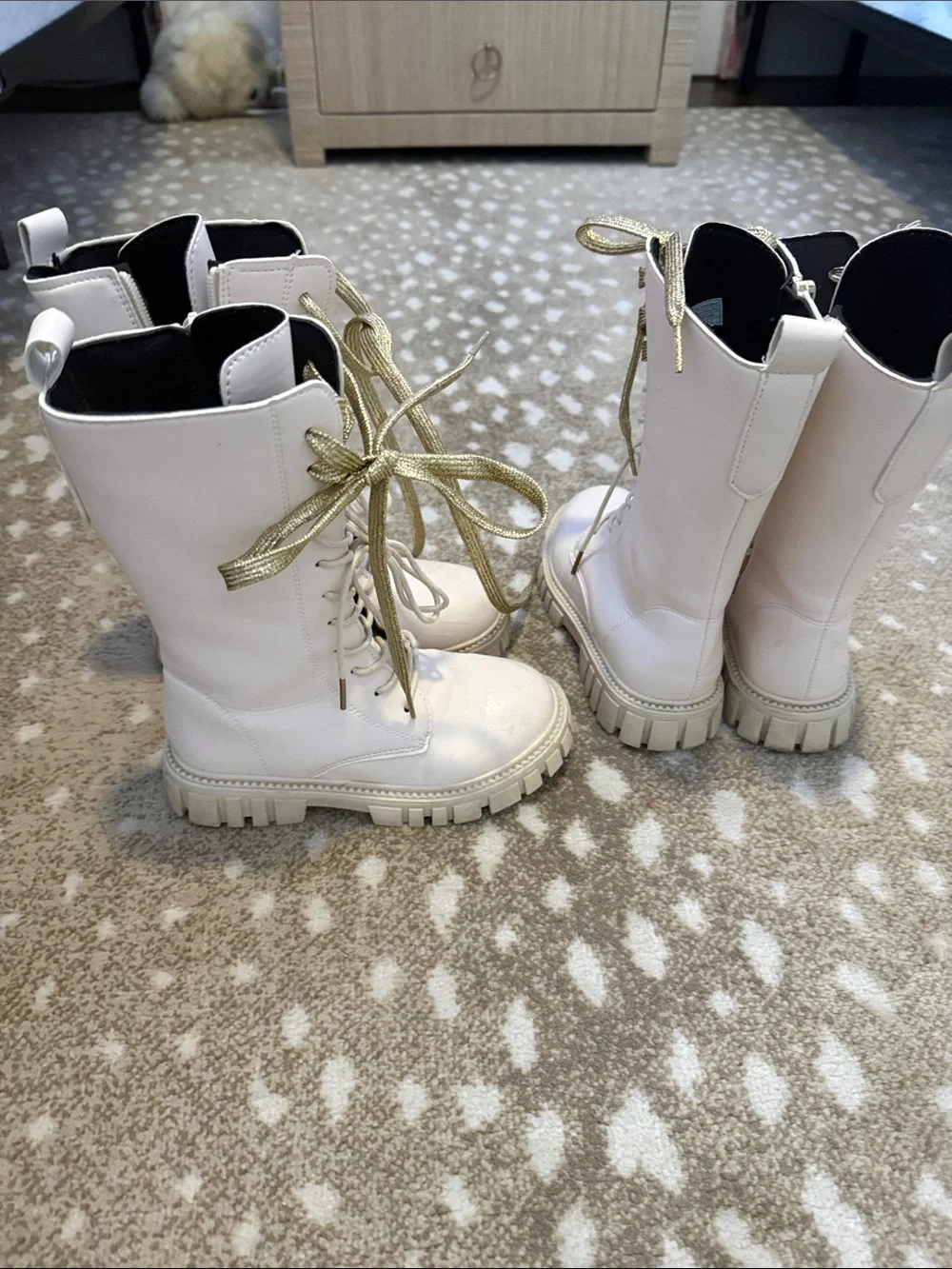 K-pop demon hunters Kids Cream Combat Boots with Gold Laces size 31 12.5/13/1 - Picture 4 of 5